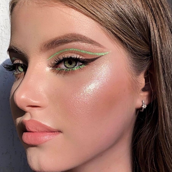 Romantic Beauty Green Eyeliner. - Picture 3 of 4